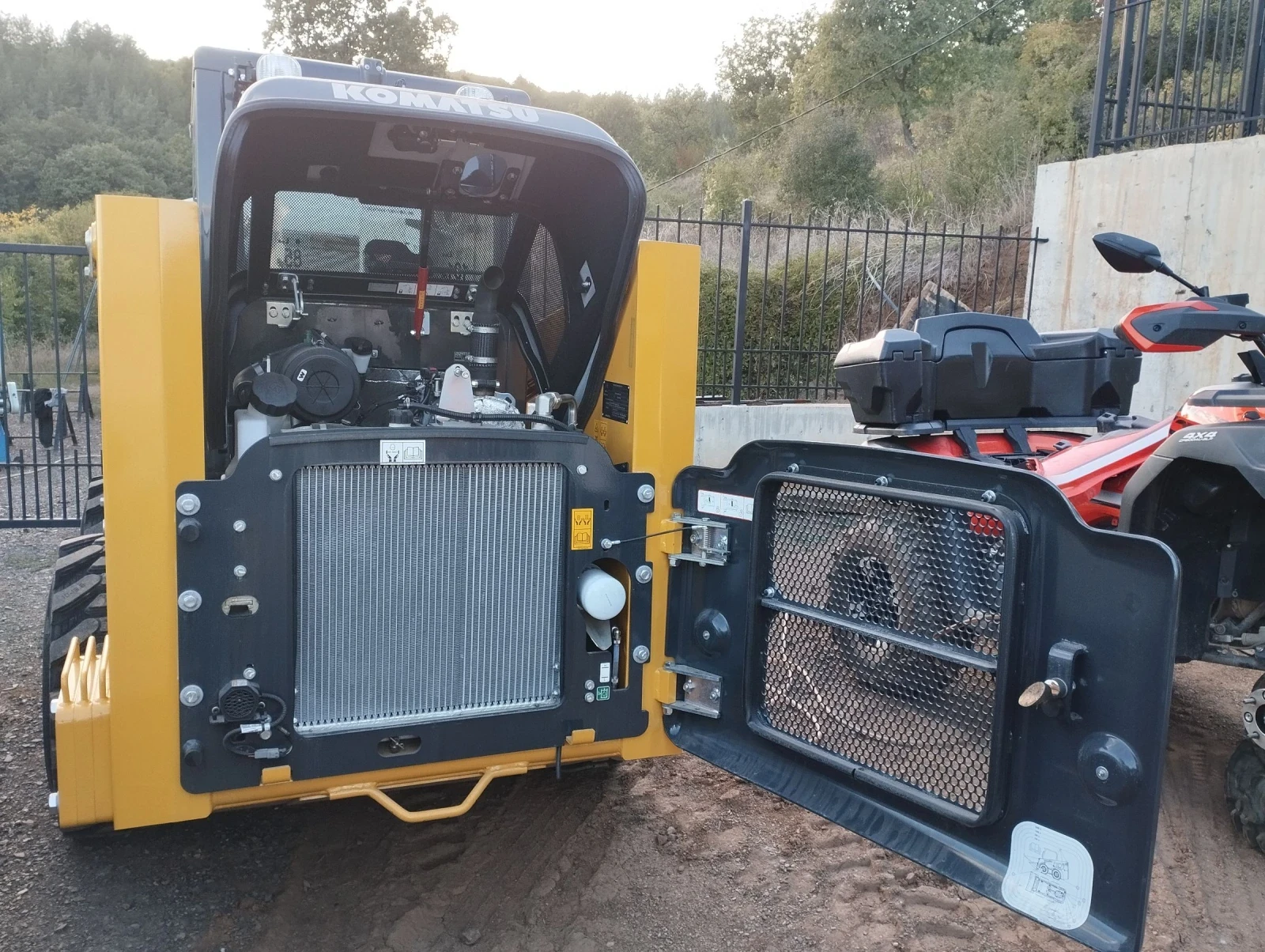 Мини челни товарачи Komatsu SK715-8 НОВ - изображение 5