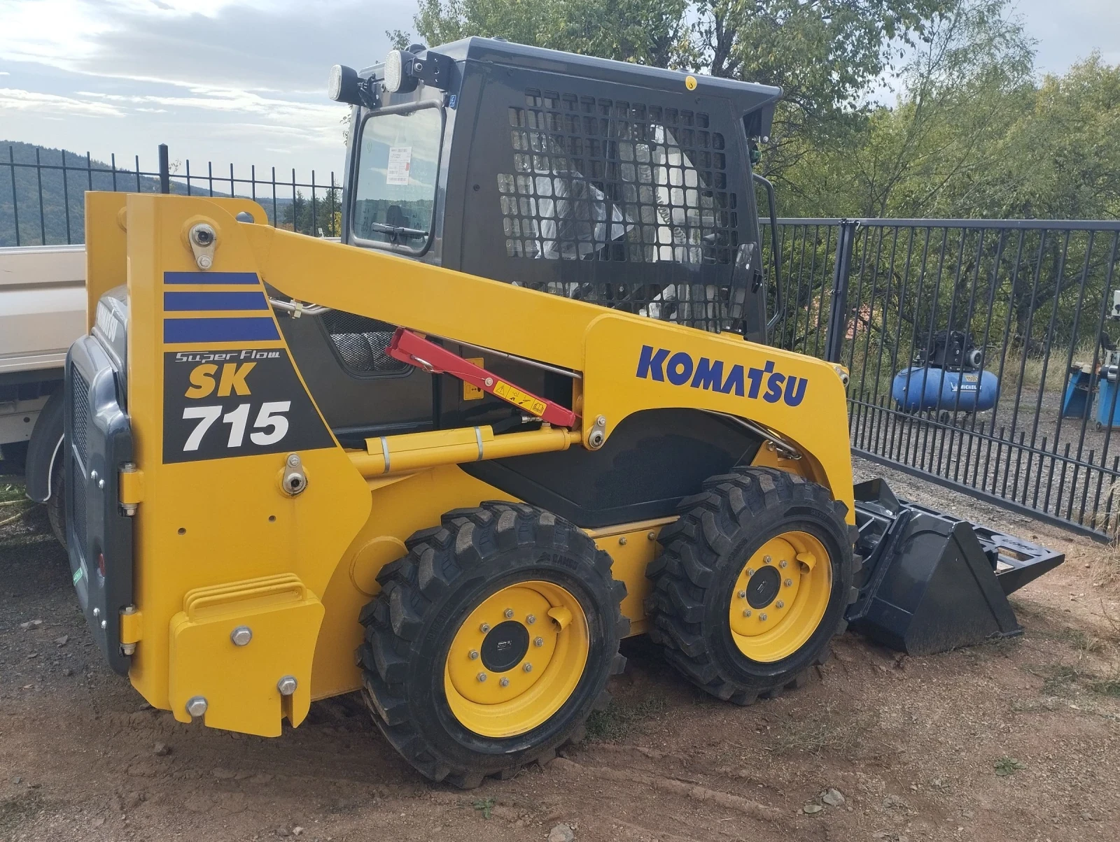 Мини челни товарачи Komatsu SK715-8 НОВ - изображение 3