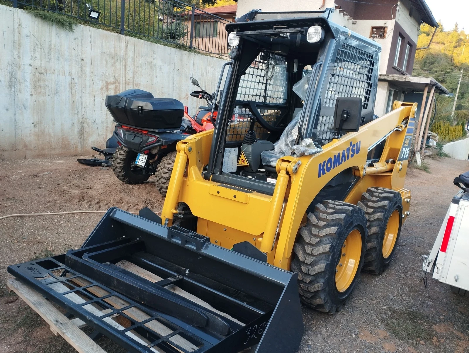 Мини челни товарачи Komatsu SK715-8 НОВ - изображение 10