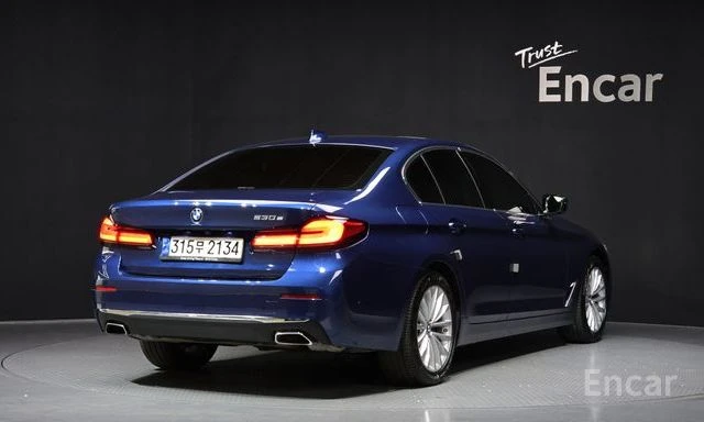 BMW 530E LUXURY* HYBRID* ХЕДЪП* ОБДУХВАНЕ* 360КАМЕРА* LANE*, снимка 4 - Автомобили и джипове - 54511824