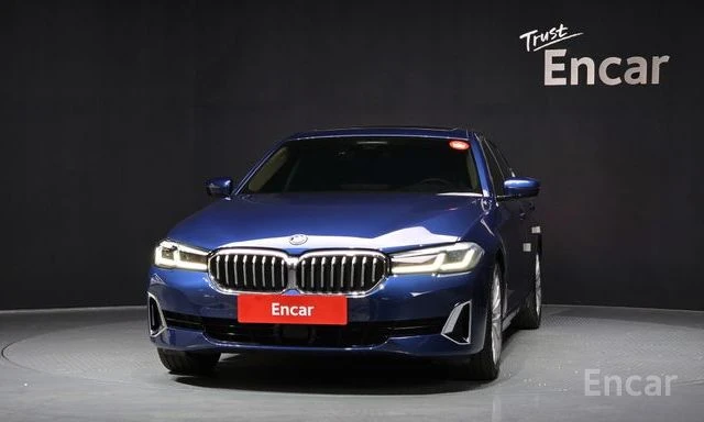 BMW 530E LUXURY* HYBRID* ХЕДЪП* ОБДУХВАНЕ* 360КАМЕРА* LANE*, снимка 3 - Автомобили и джипове - 54511824