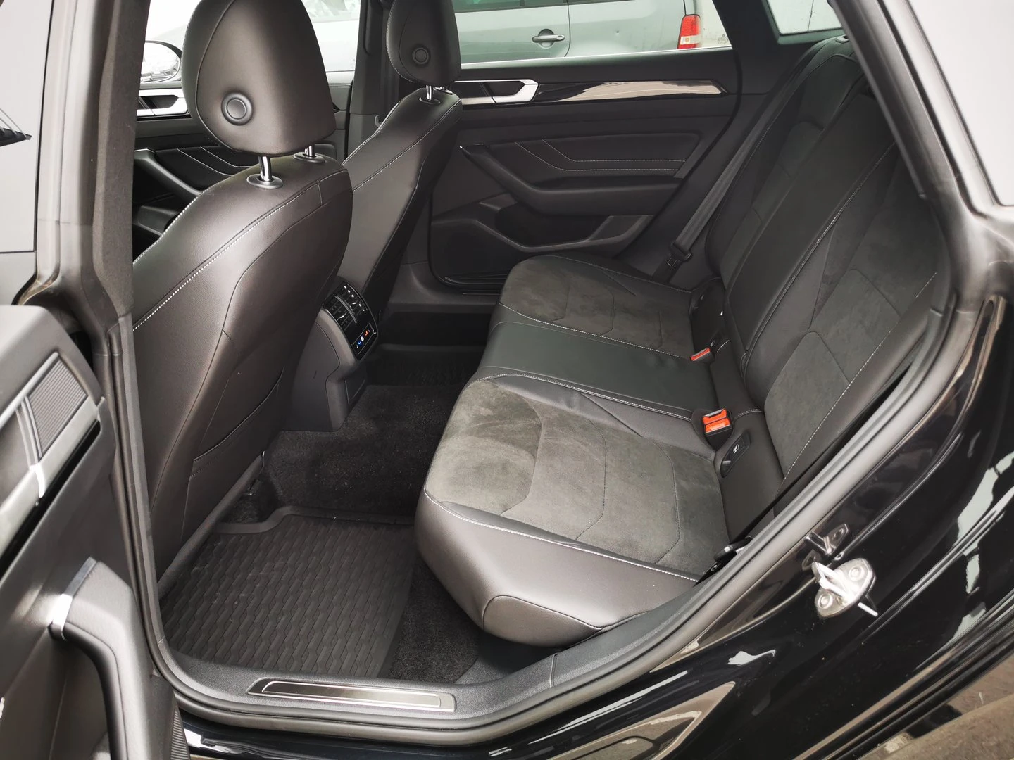 VW Arteon R-Line 2.0 TDI SCR 4MOT DSG - изображение 7