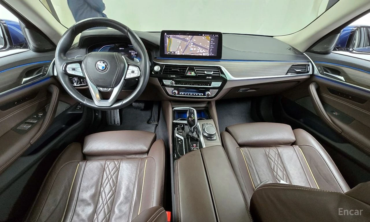 BMW 530E LUXURY* HYBRID* ХЕДЪП* ОБДУХВАНЕ* 360КАМЕРА* LANE*, снимка 6 - Автомобили и джипове - 54511824