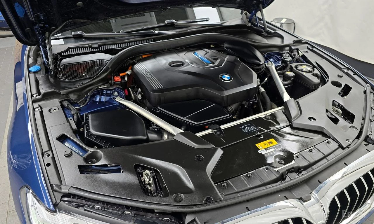 BMW 530E LUXURY* HYBRID* ХЕДЪП* ОБДУХВАНЕ* 360КАМЕРА* LANE*, снимка 17 - Автомобили и джипове - 54511824