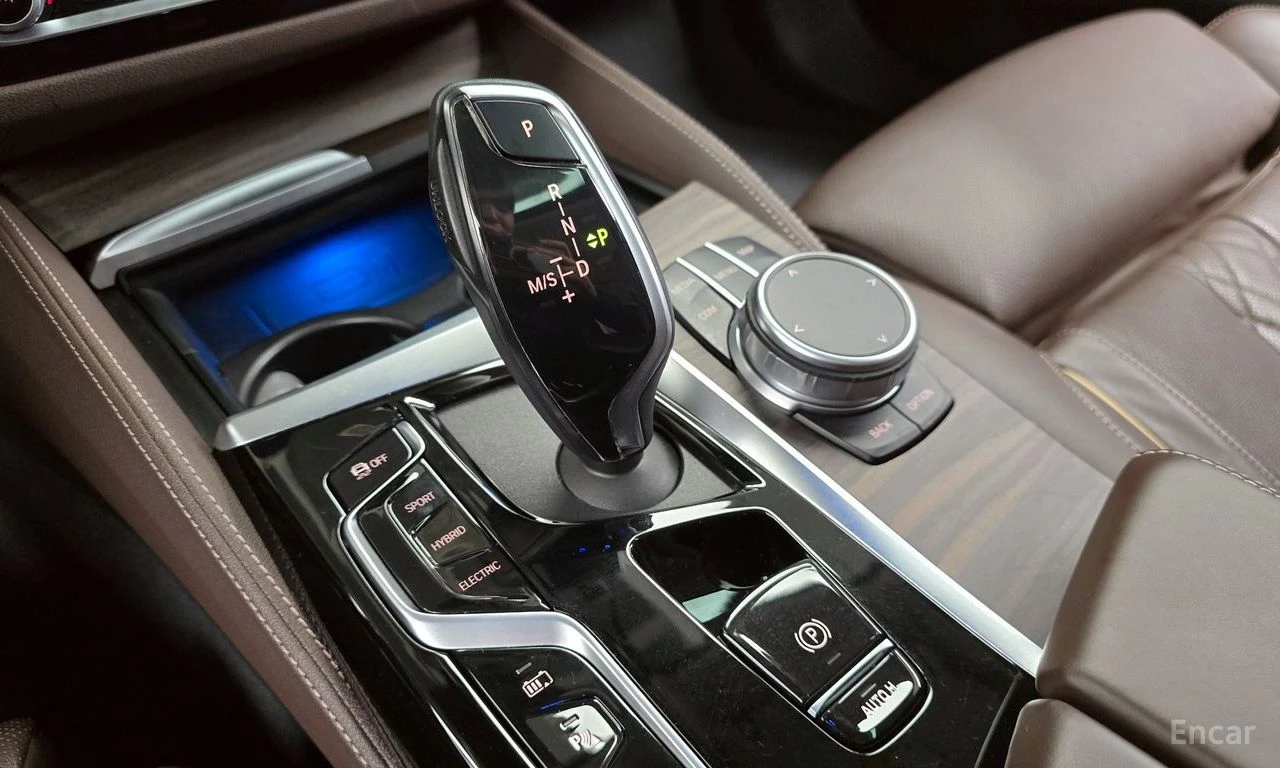 BMW 530E LUXURY* HYBRID* ХЕДЪП* ОБДУХВАНЕ* 360КАМЕРА* LANE*, снимка 12 - Автомобили и джипове - 54511824
