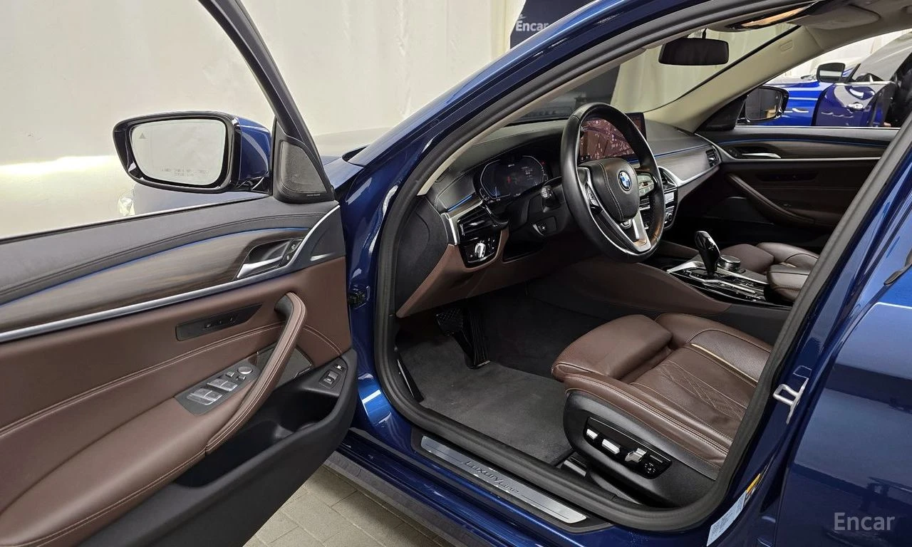 BMW 530E LUXURY* HYBRID* ХЕДЪП* ОБДУХВАНЕ* 360КАМЕРА* LANE*, снимка 5 - Автомобили и джипове - 54511824