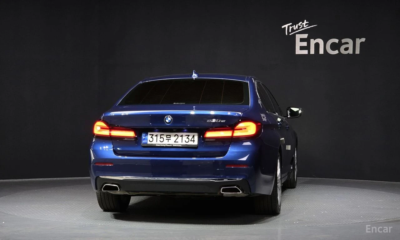 BMW 530E LUXURY* HYBRID* ХЕДЪП* ОБДУХВАНЕ* 360КАМЕРА* LANE*, снимка 2 - Автомобили и джипове - 54511824