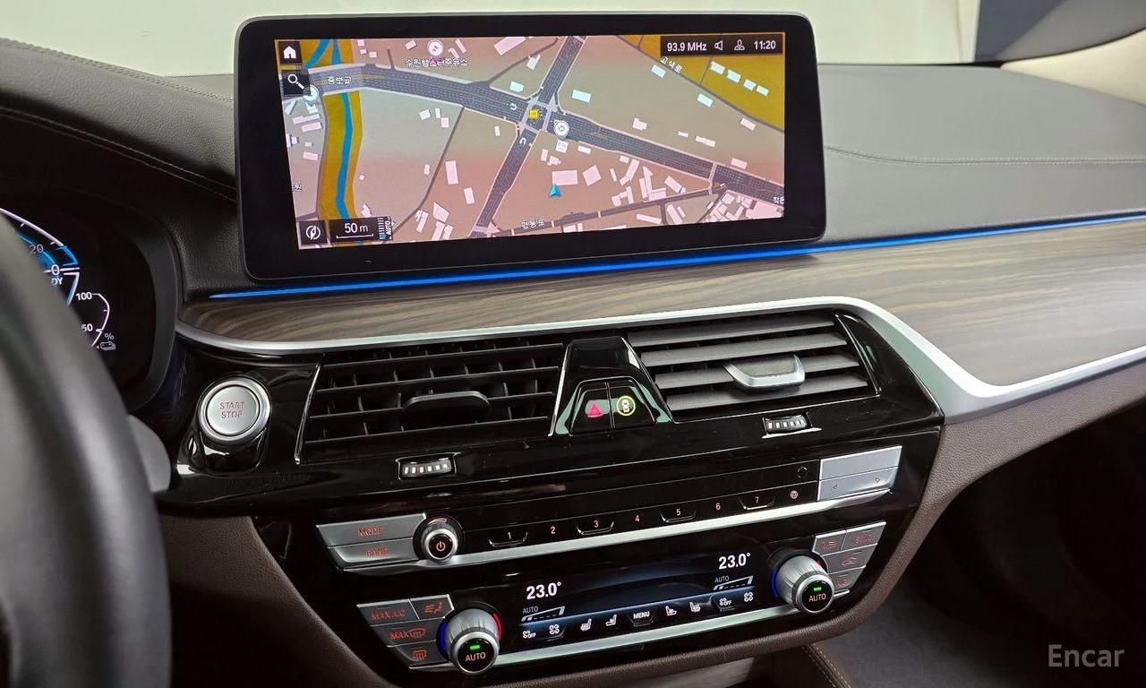 BMW 530E LUXURY* HYBRID* ХЕДЪП* ОБДУХВАНЕ* 360КАМЕРА* LANE*, снимка 8 - Автомобили и джипове - 54511824