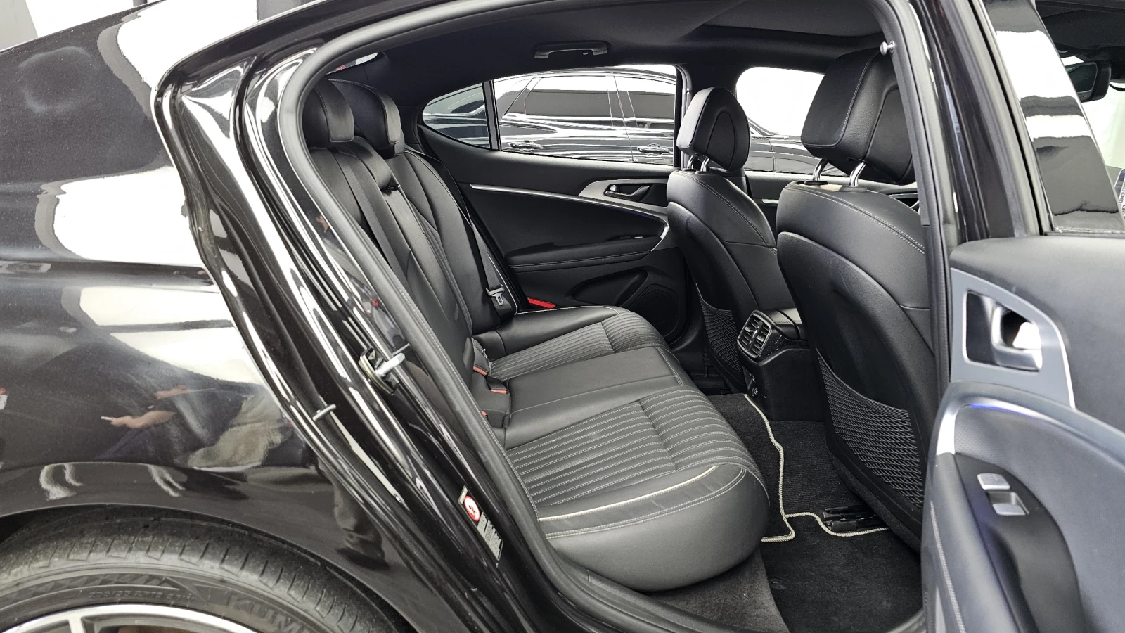 Genesis G70 3.3T Sport Панорама* Обдухване, снимка 11 - Автомобили и джипове - 54810661