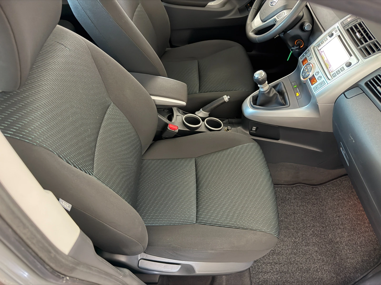 Toyota Verso 1.8i* СЪС СЕРВИЗНА КНИЖКА С ПЪЛНА ИСТОРИЯ, снимка 15 - Автомобили и джипове - 54853758