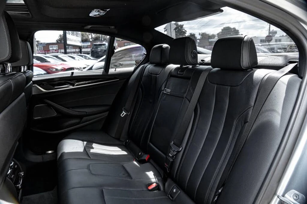 BMW 550 XDRIVE#PANORAMA/ПОДГРЕВ/ОБДУХВАНЕ/360КАМЕРИ/, снимка 14 - Автомобили и джипове - 55129398