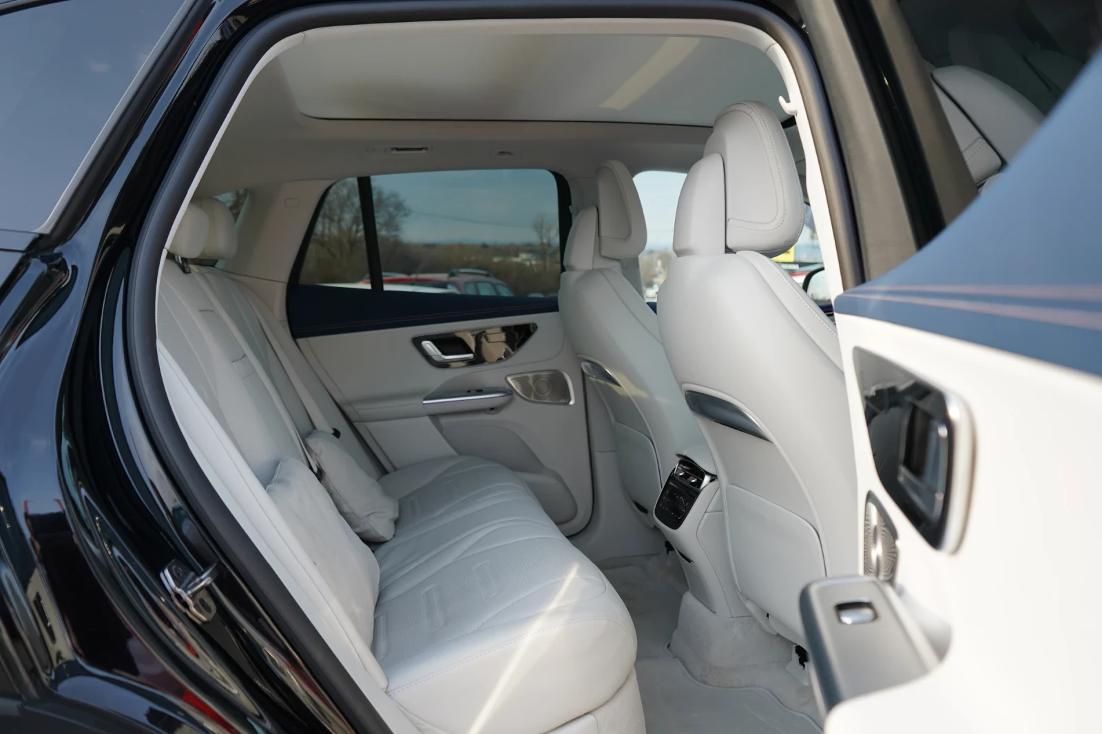 Mercedes-Benz EQE 43 AMG* SUV* HYPERSCREEN* BURM* PANO* 360* DISTR* , снимка 16 - Автомобили и джипове - 53726430