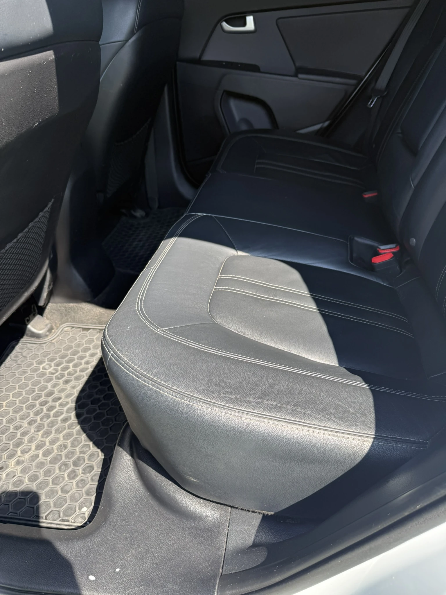 Kia Sportage 2.0 CRDi 184 к.с. Авт. 4x4 | нови гуми, снимка 14 - Автомобили и джипове - 54264640