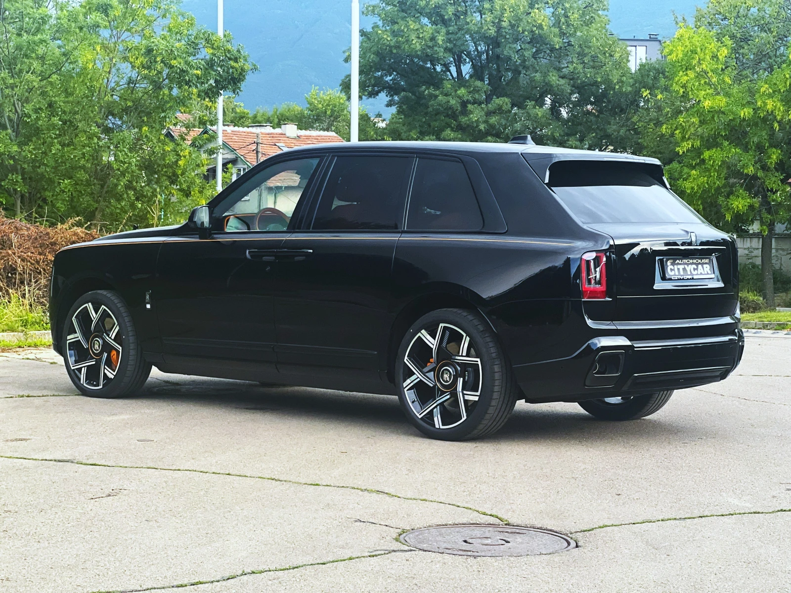 Rolls-Royce Cullinan BLACK BADGE/ SANCTUARY SEATS/ 4 SEATS/REAR THEATRE, снимка 4 - Автомобили и джипове - 55119716