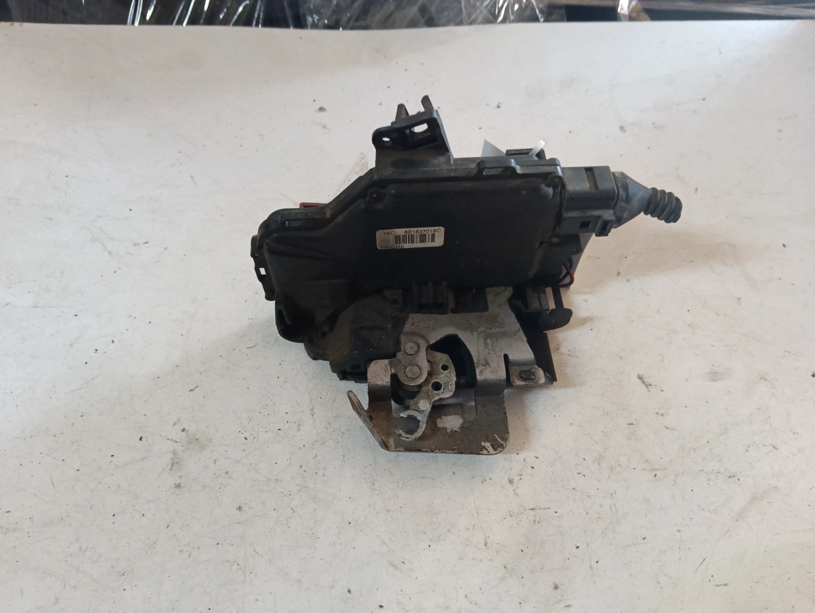 брава (предна дясна)  8E1837016C Audi A4