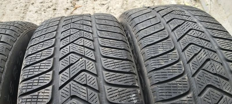 Гуми Зимни 235/55R19, снимка 4 - Гуми и джанти - 35124445