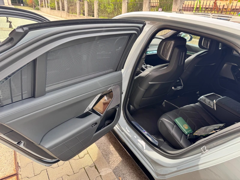 BMW 760 M760e Exec / Sky Lounge / TV / Bowers&Wilkins, снимка 7 - Автомобили и джипове - 52032346