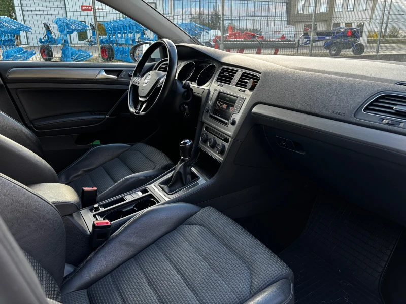 VW Golf 1.6 TDI, снимка 9 - Автомобили и джипове - 52021419
