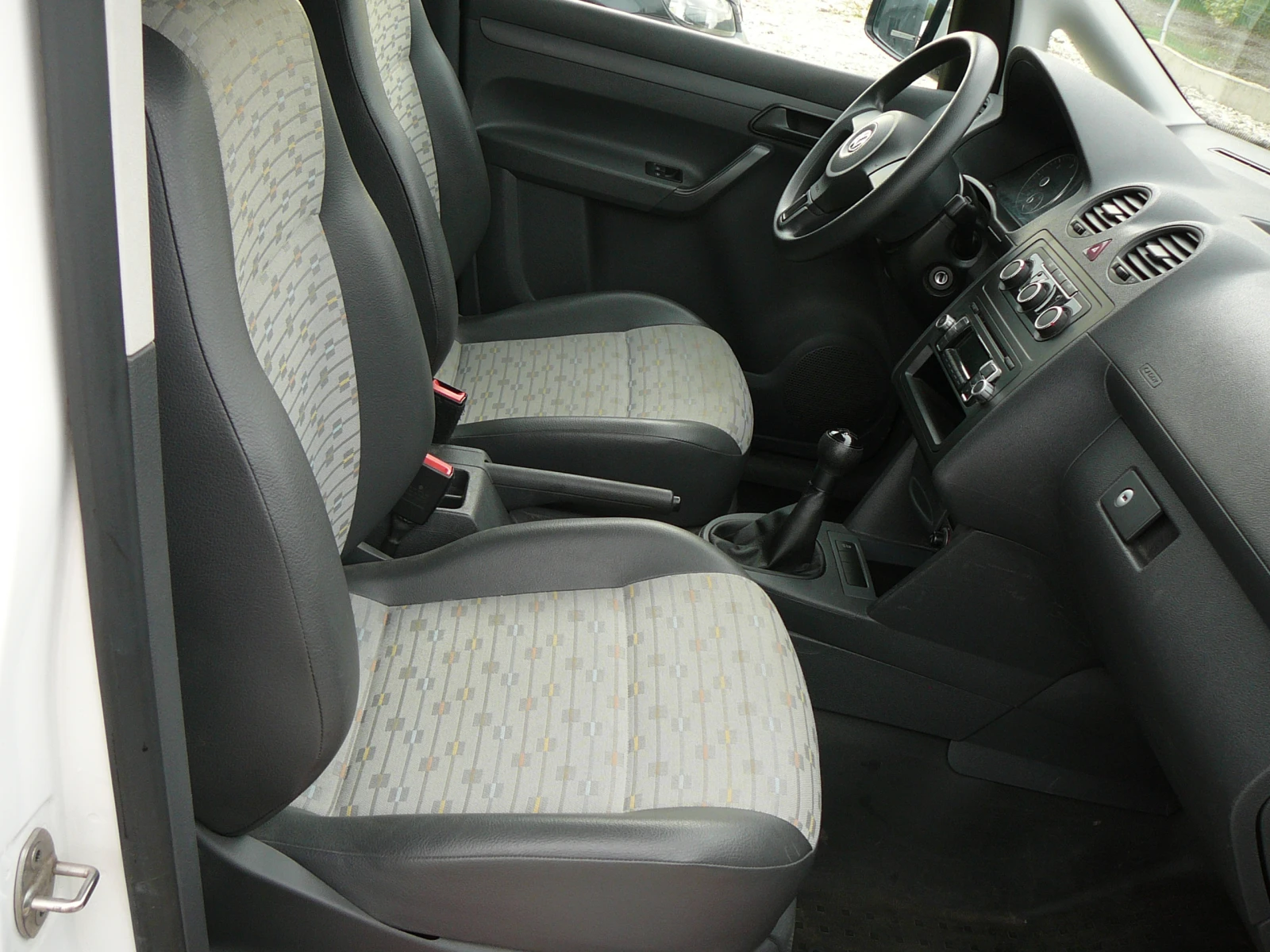 VW Caddy 1.6 tdi MAXI - изображение 8