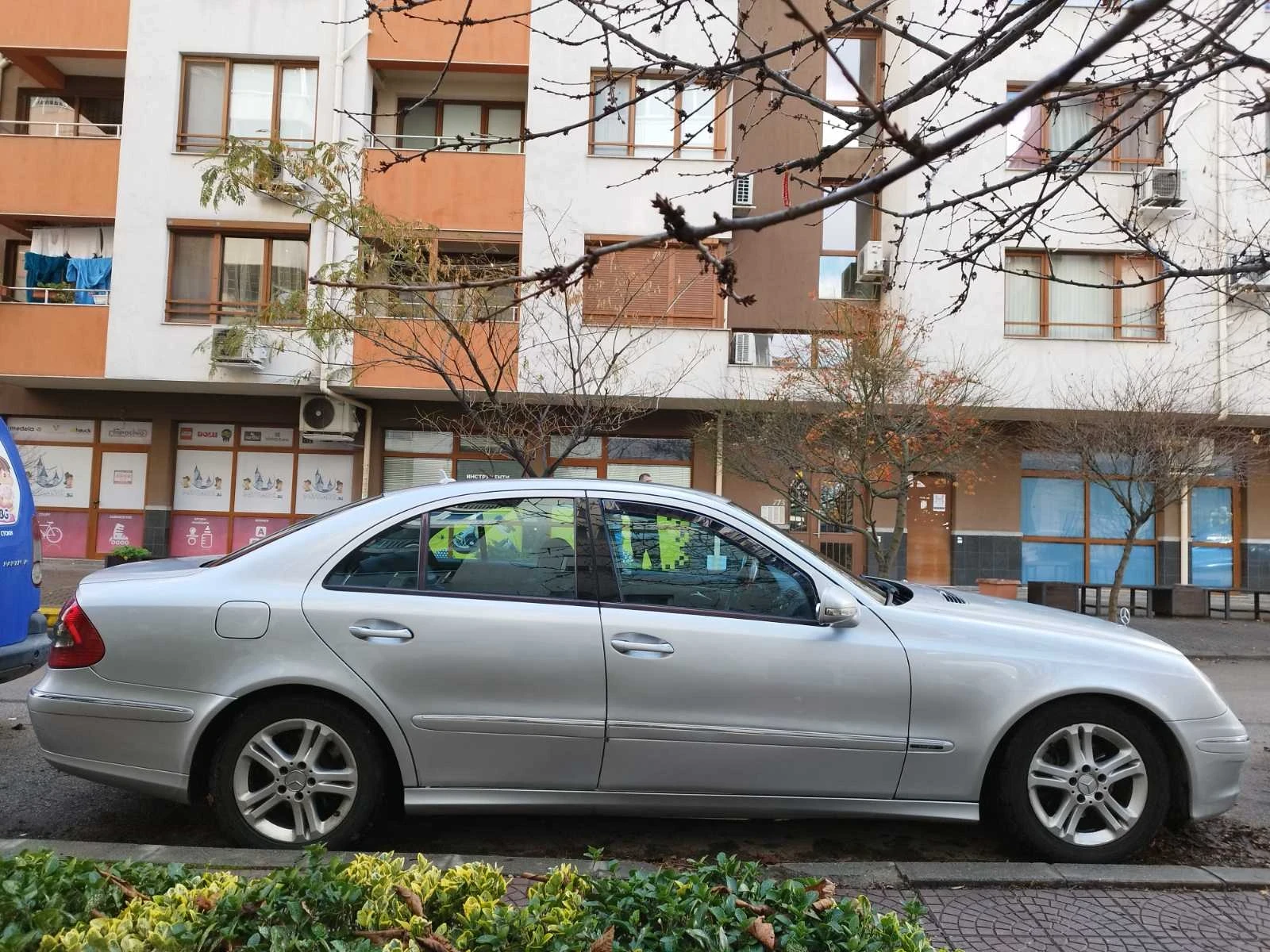 Mercedes-Benz E 220, снимка 4 - Автомобили и джипове - 53837646