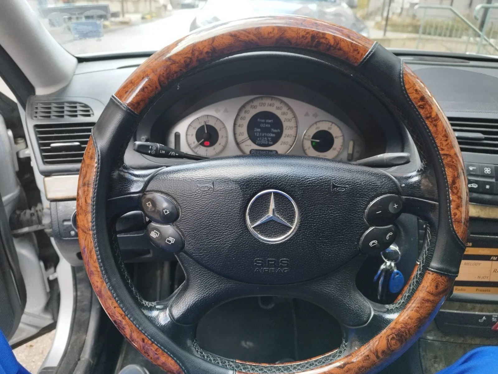 Mercedes-Benz E 220, снимка 6 - Автомобили и джипове - 53837646