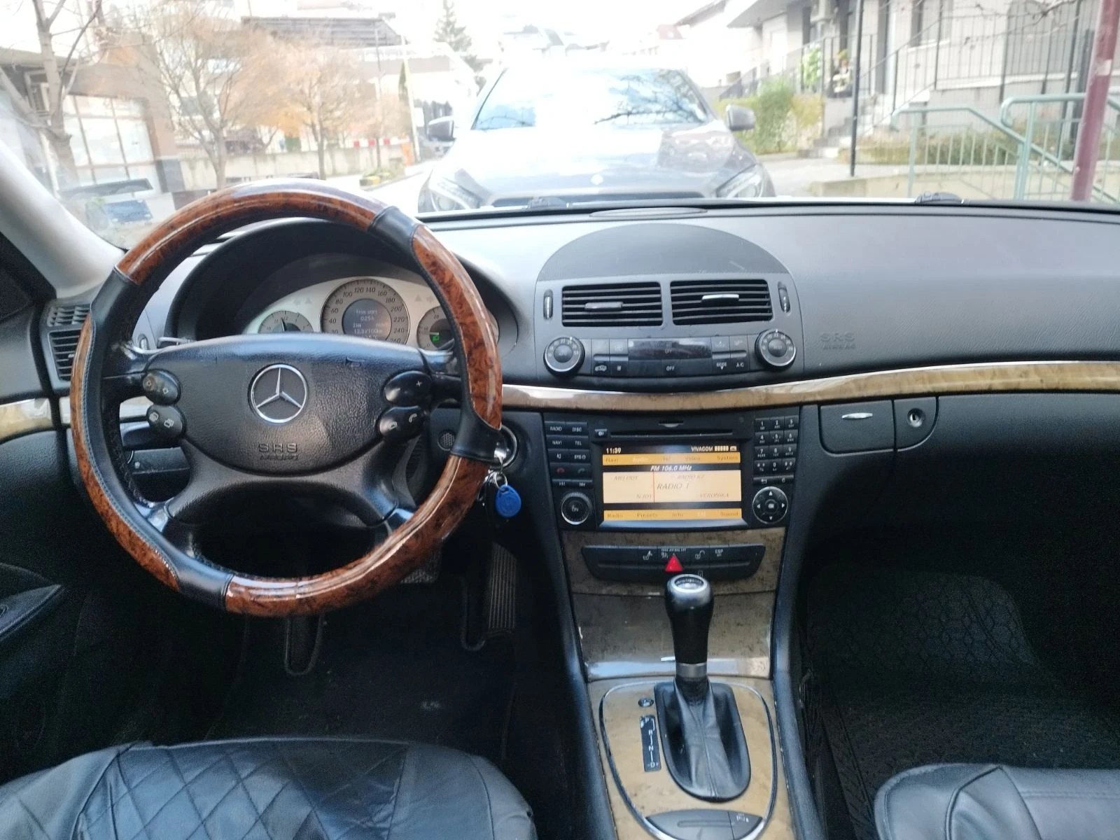 Mercedes-Benz E 220, снимка 8 - Автомобили и джипове - 53837646