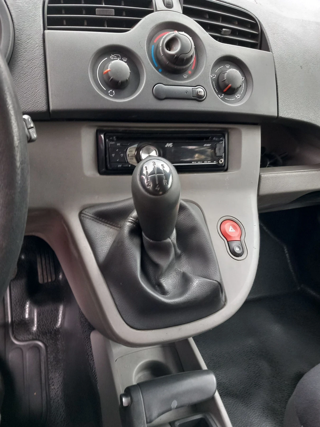 Renault Kangoo 1.5 TDCI, снимка 9 - Автомобили и джипове - 56225042