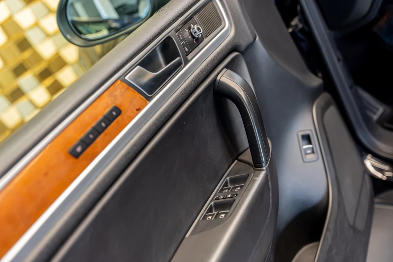 VW Touareg 3.0 TDI, снимка 10 - Автомобили и джипове - 52197203