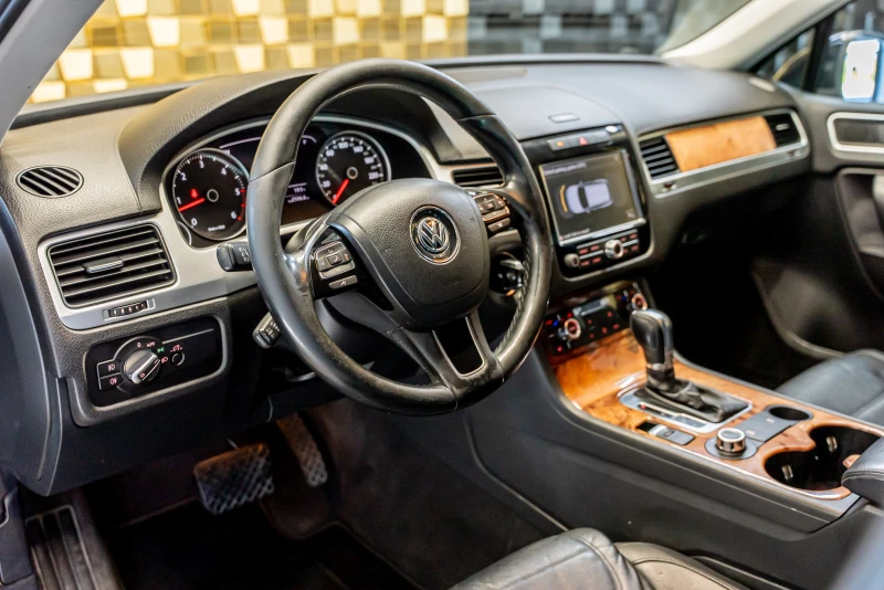 VW Touareg 3.0 TDI, снимка 8 - Автомобили и джипове - 52197203