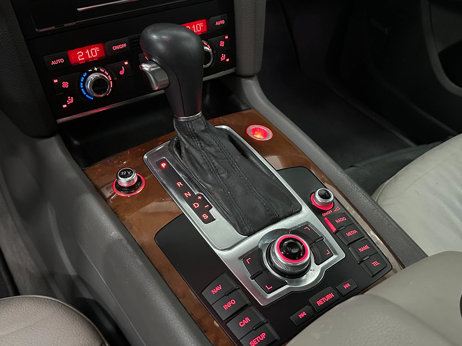 Audi Q7 * FACE* QUATTRO* 7 МЕСТЕН* 333* ПОДГРЕВ* ПАНОРАМА*, снимка 11 - Автомобили и джипове - 46592387