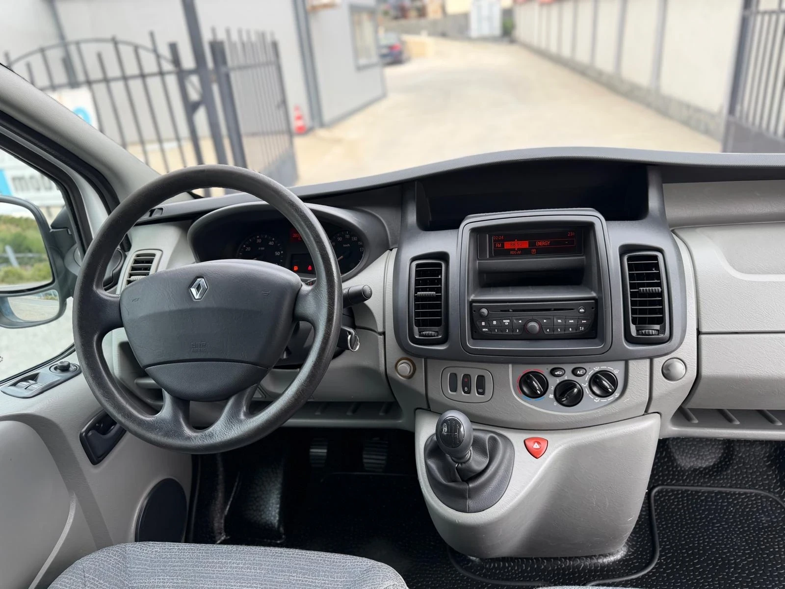 Renault Trafic 2.0dCi, снимка 9 - Бусове и автобуси - 56144521