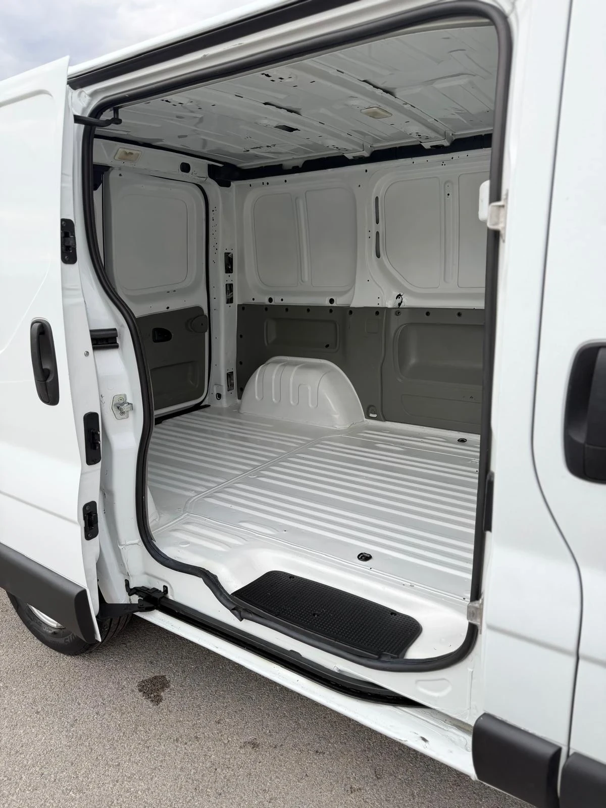 Renault Trafic 2.0dCi, снимка 12 - Бусове и автобуси - 56144521