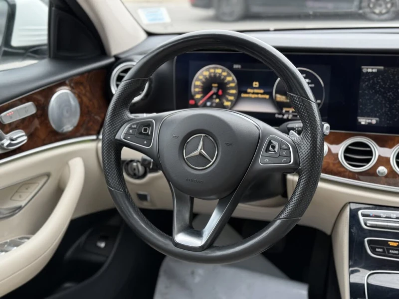 Mercedes-Benz E 300 4MATIC/DIGITAL/KEYLESS/AMG/BURMESTER/, снимка 8 - Автомобили и джипове - 52650739