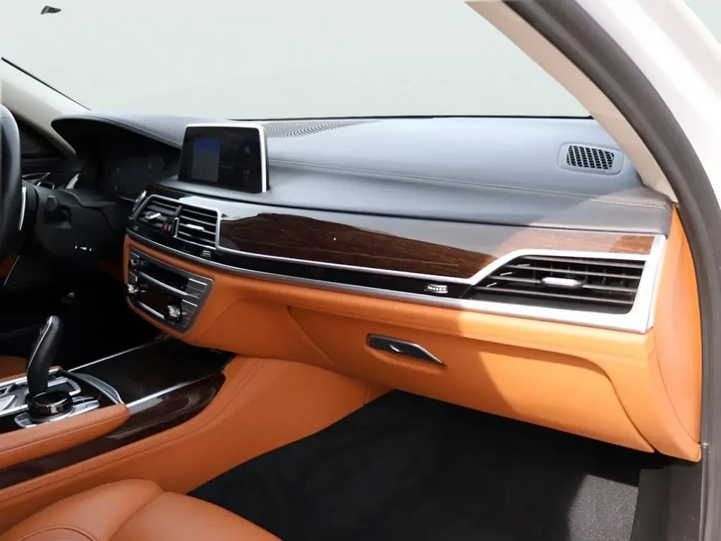 BMW 740 xDrive, снимка 10 - Автомобили и джипове - 54811329