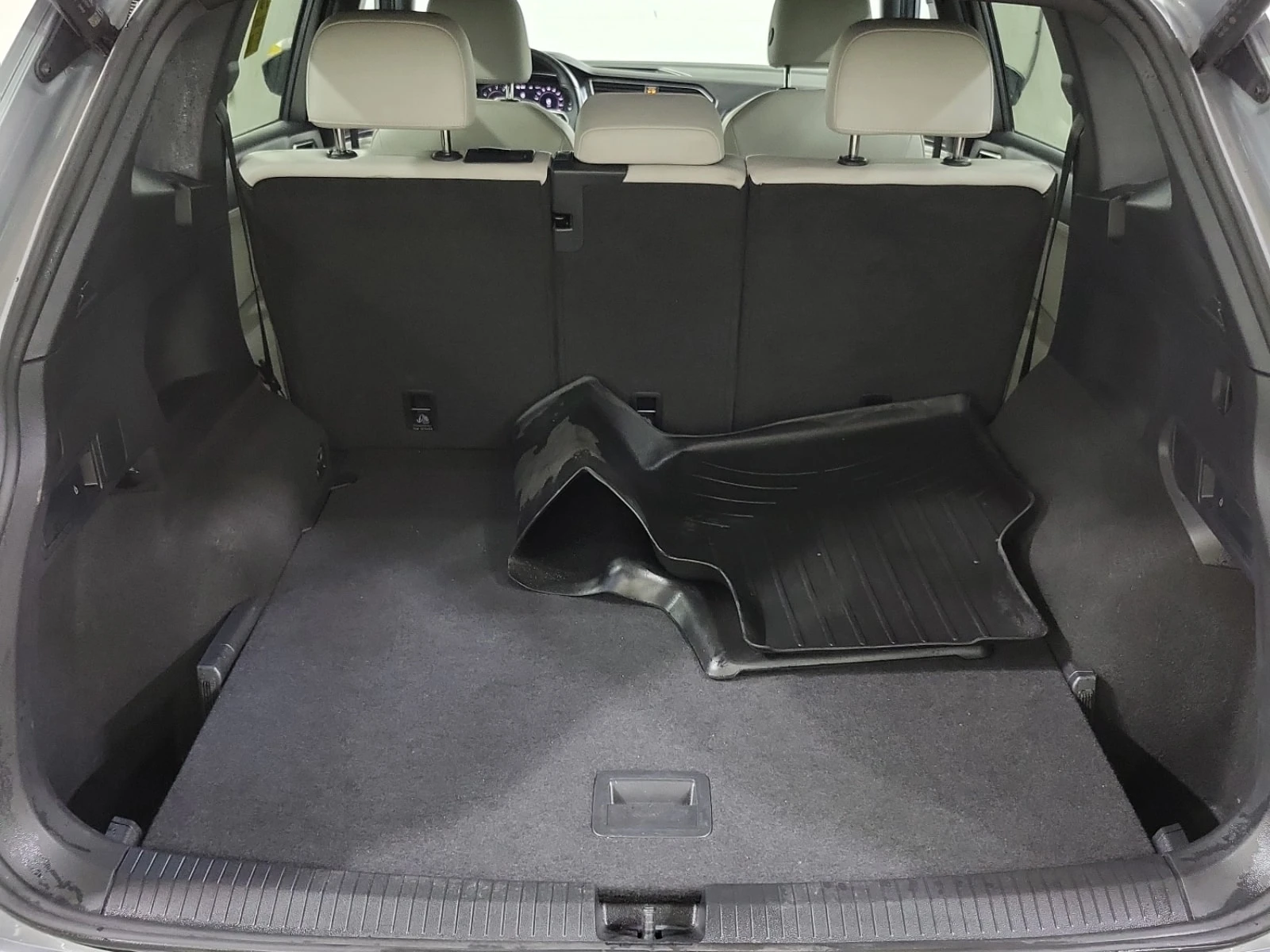 VW Tiguan HIGHLINE R LINE / 360 / DIS / Fender / Carfax, снимка 14 - Автомобили и джипове - 56096065