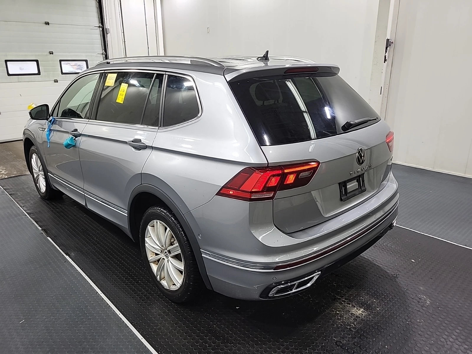VW Tiguan HIGHLINE R LINE / 360 / DIS / Fender / Carfax, снимка 4 - Автомобили и джипове - 56096065