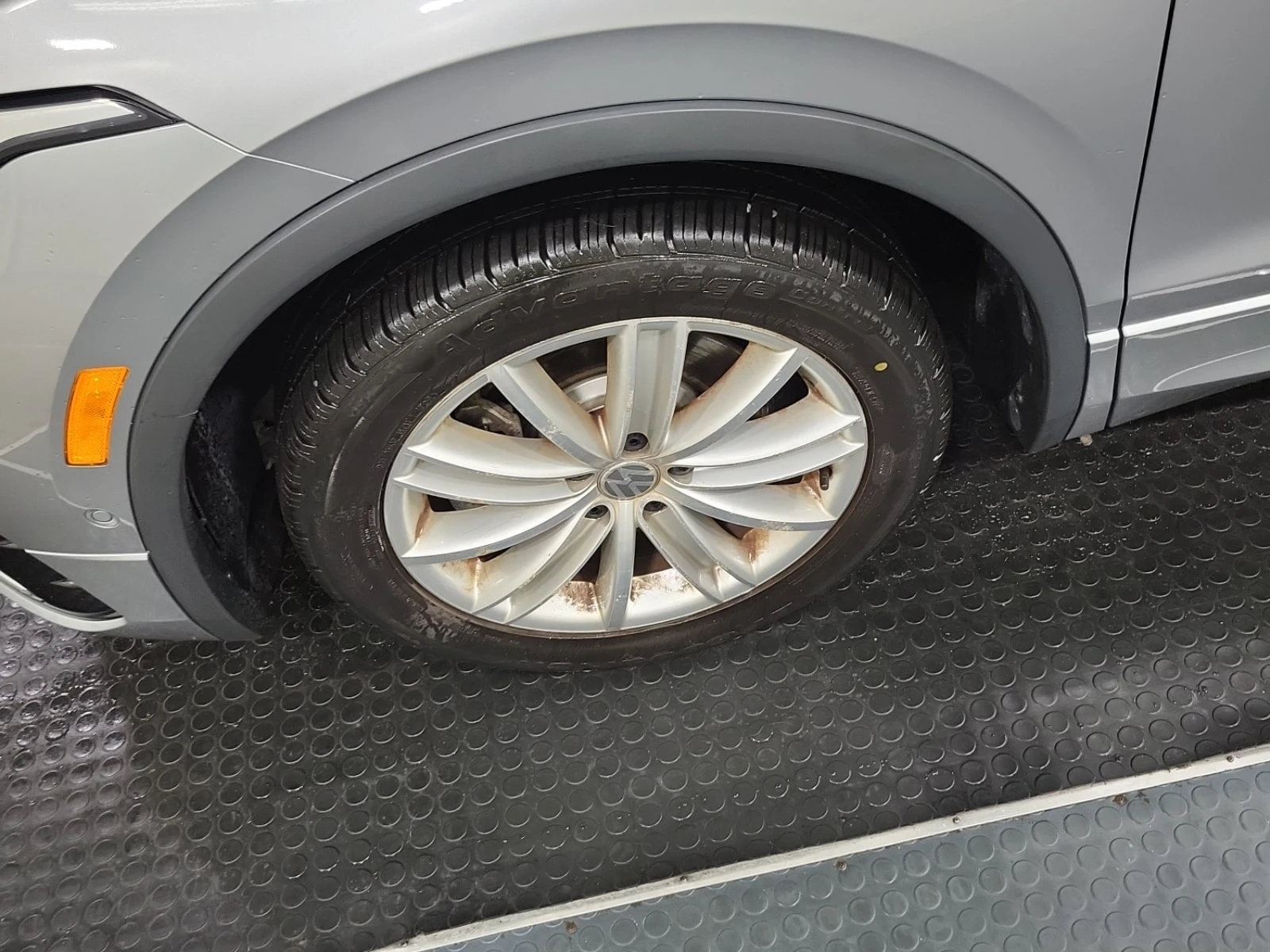 VW Tiguan HIGHLINE R LINE / 360 / DIS / Fender / Carfax, снимка 6 - Автомобили и джипове - 56096065