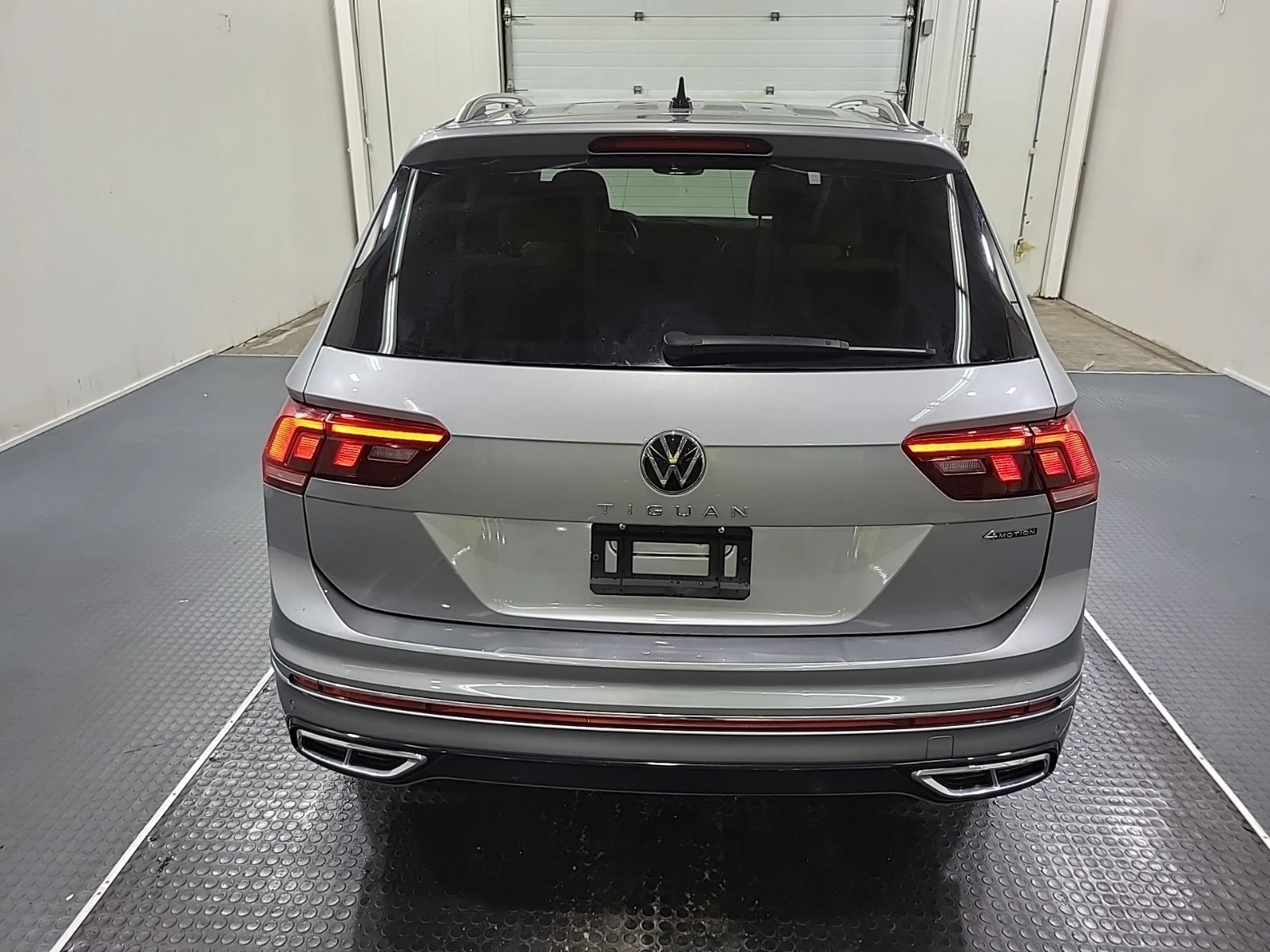VW Tiguan HIGHLINE R LINE / 360 / DIS / Fender / Carfax, снимка 17 - Автомобили и джипове - 56096065
