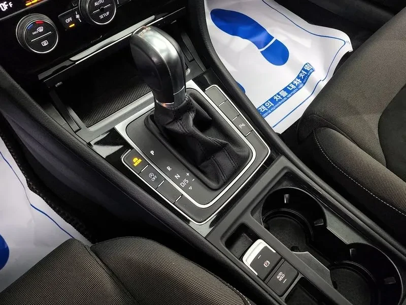 VW Golf 2.0 TDI, снимка 9 - Автомобили и джипове - 54302717