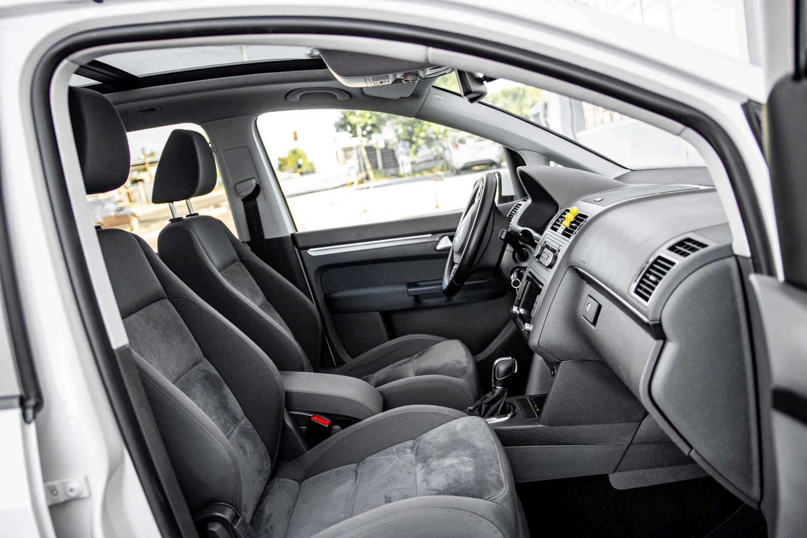 VW Touran 1.6 TDI PANO DSG - изображение 7