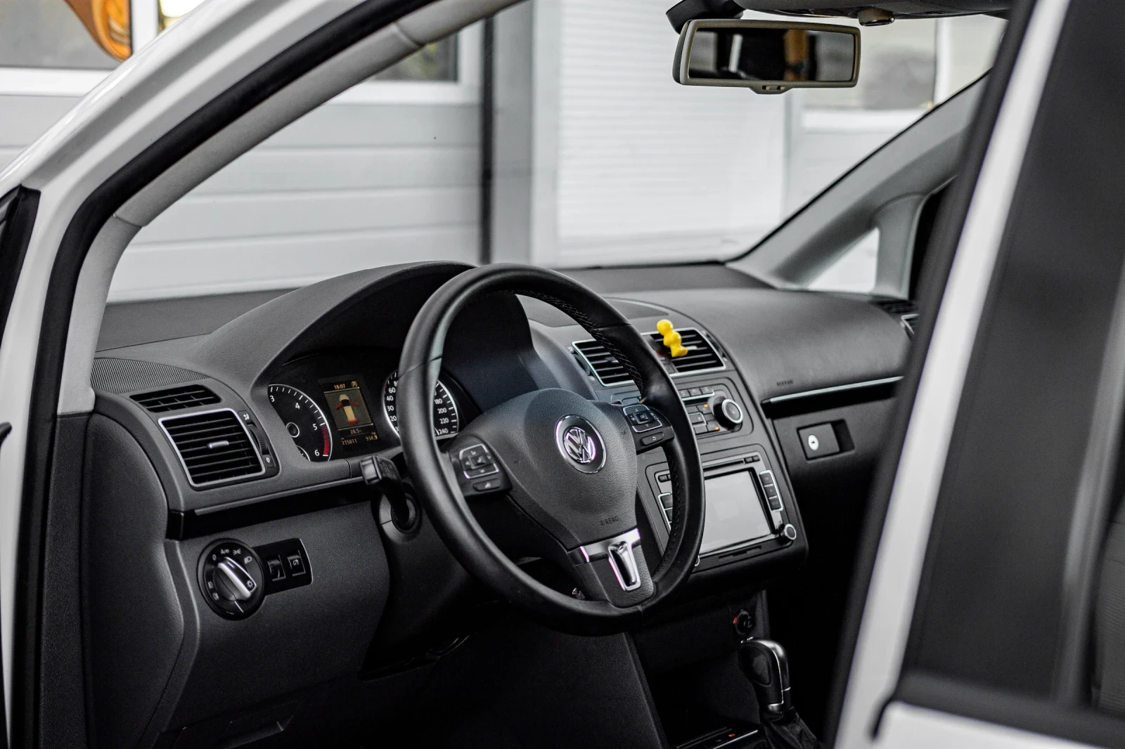 VW Touran 1.6 TDI PANO DSG - изображение 6