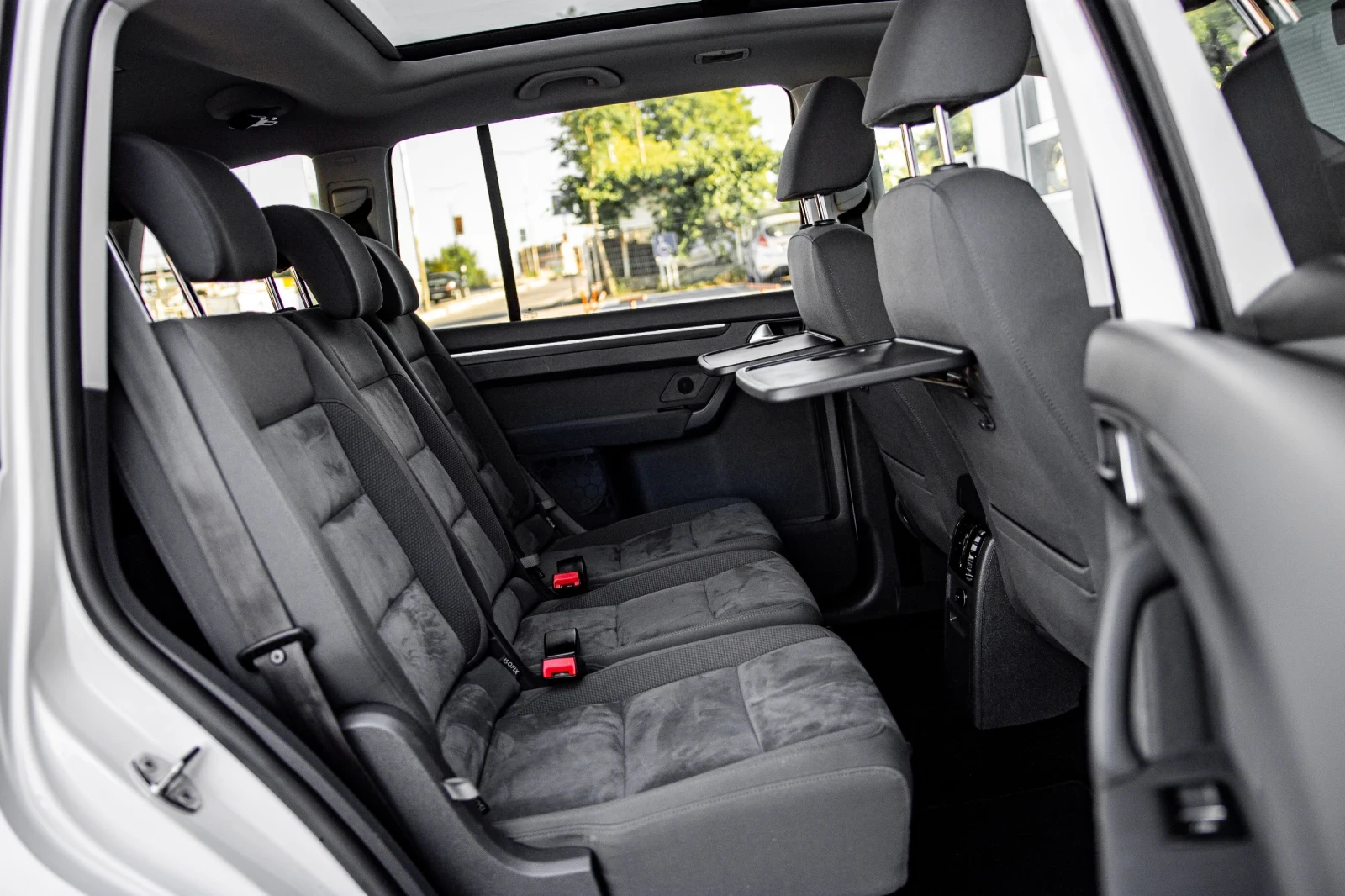 VW Touran 1.6 TDI PANO DSG - изображение 8