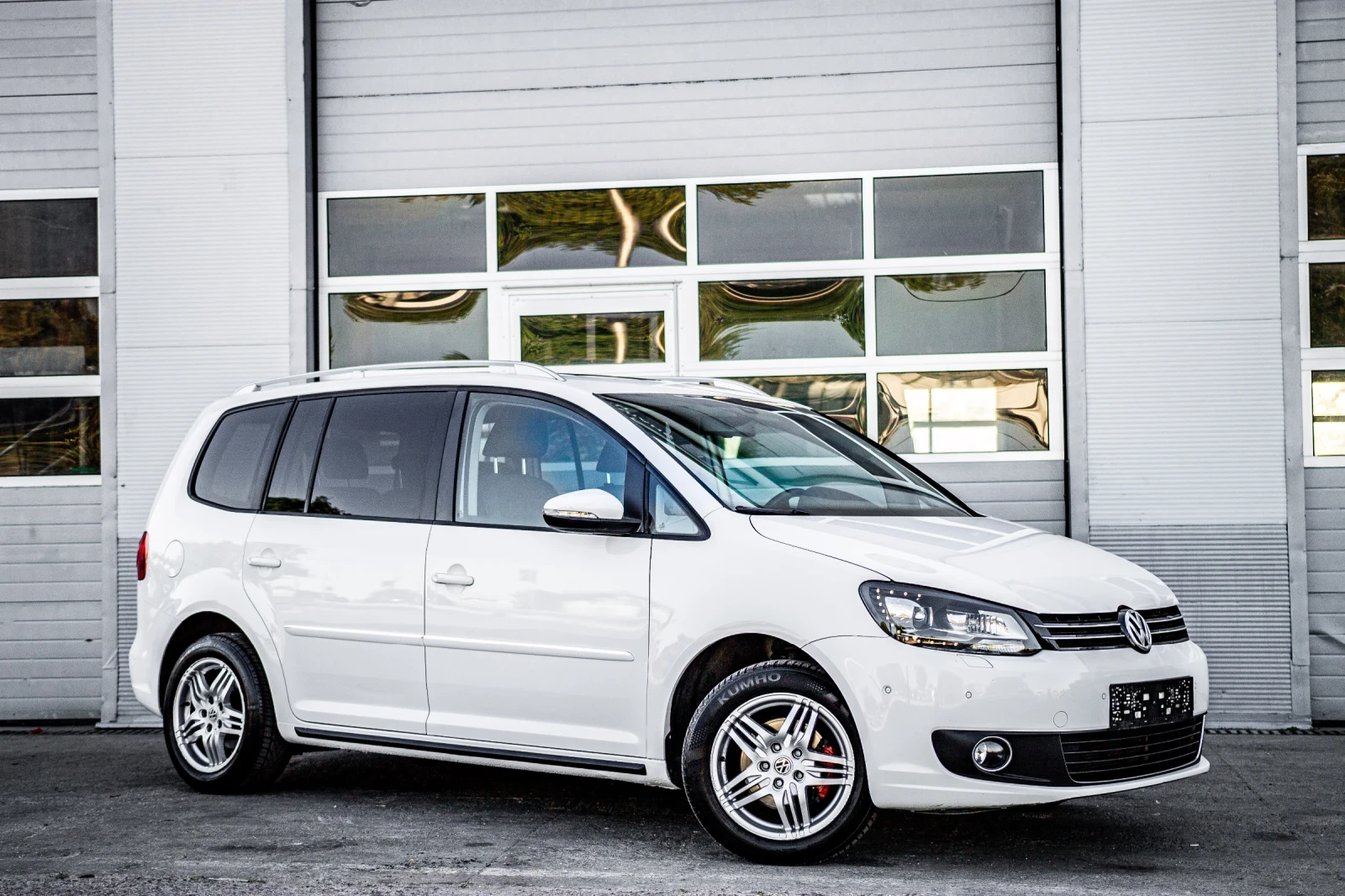 VW Touran 1.6 TDI PANO DSG - изображение 3