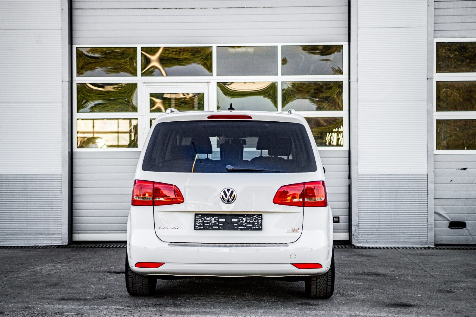 VW Touran 1.6 TDI PANO DSG - изображение 4