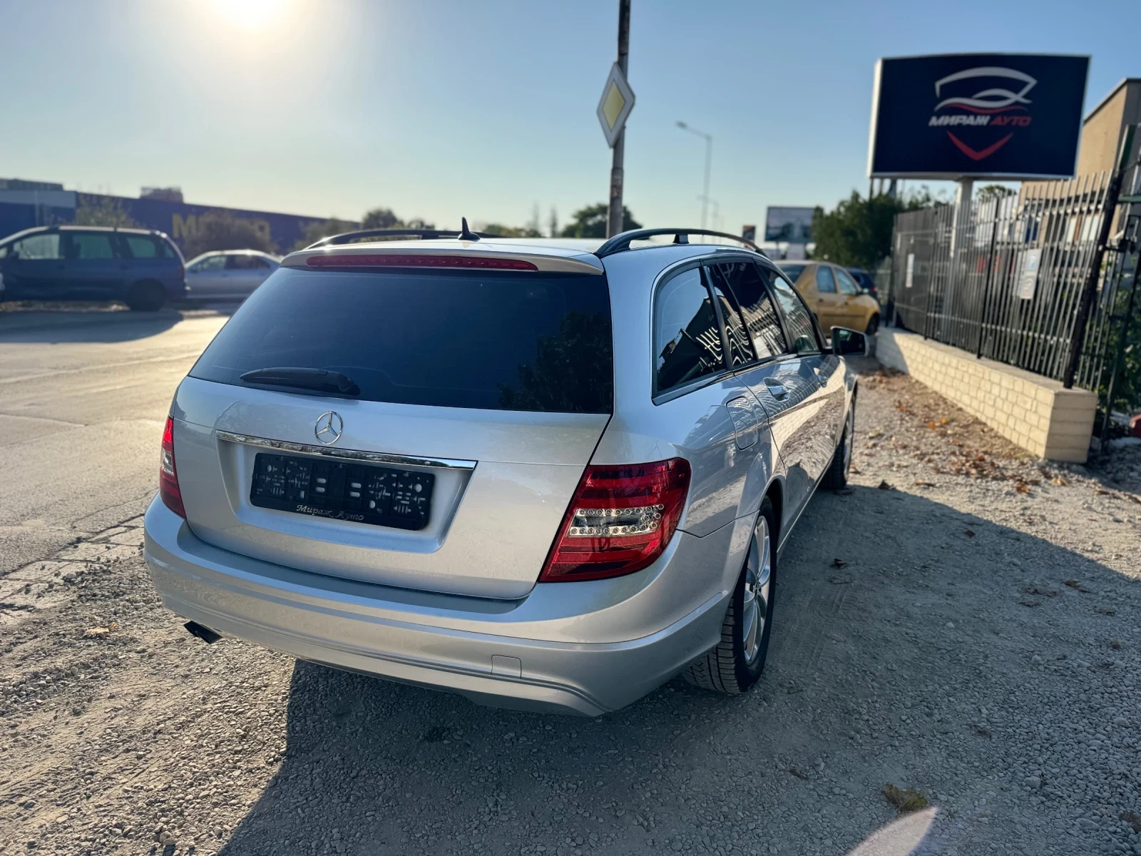 Mercedes-Benz C 200 * OБСЛУЖЕН* Гаранция-6месеца*  - изображение 4