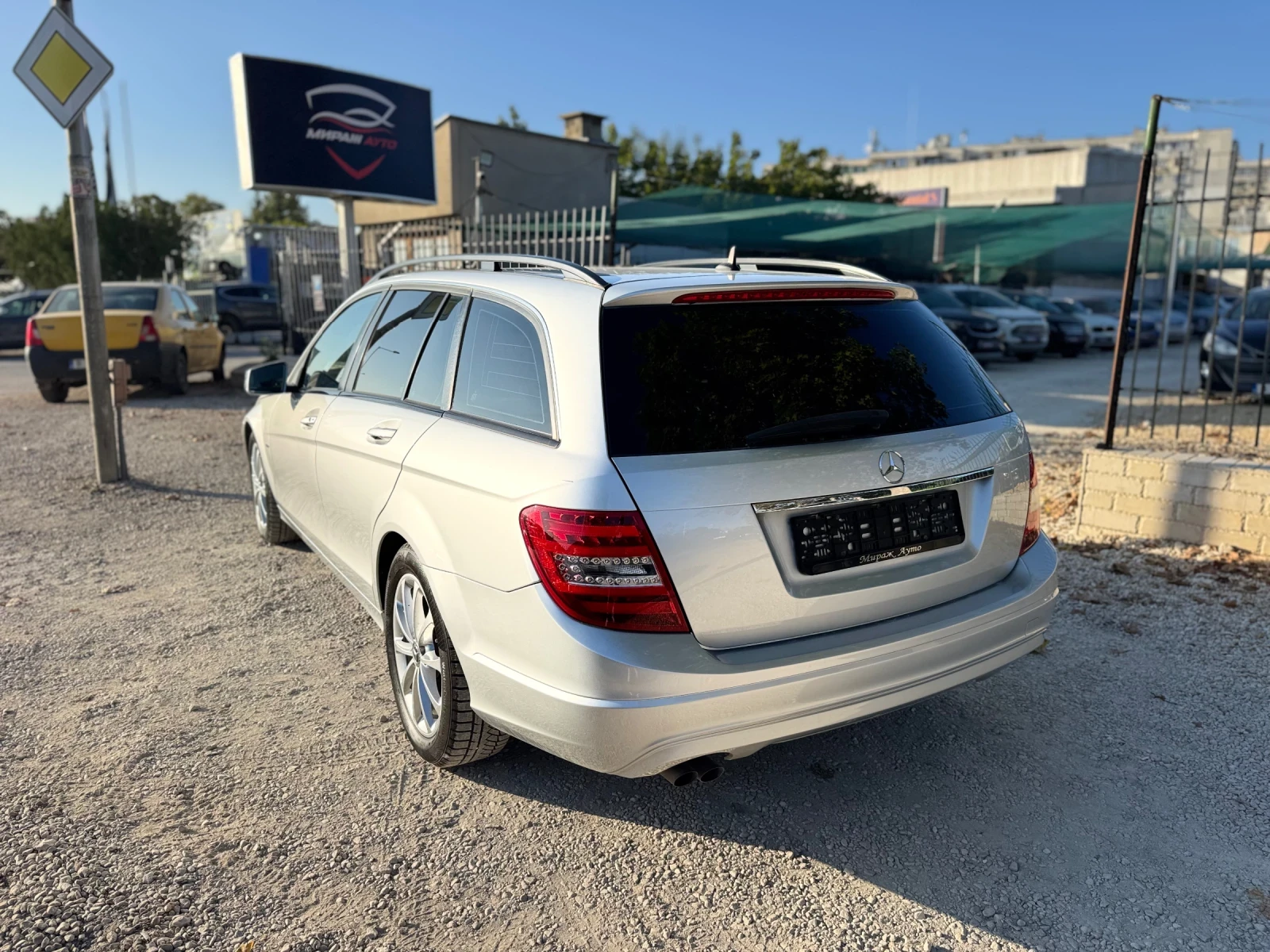 Mercedes-Benz C 200 * OБСЛУЖЕН* Гаранция-6месеца*  - изображение 6