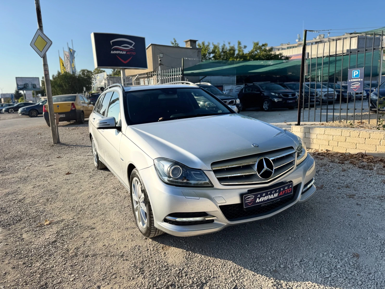 Mercedes-Benz C 200 * OБСЛУЖЕН* Гаранция-6месеца*  - изображение 3
