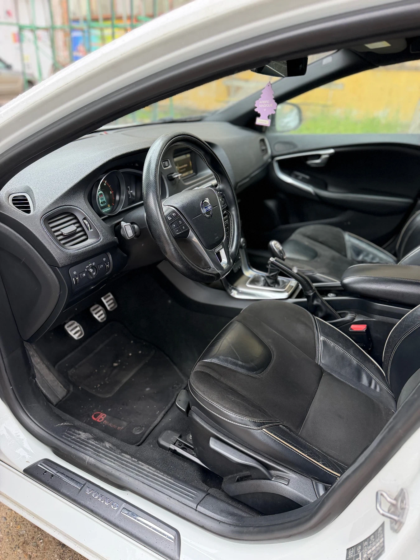 Volvo V40 R Design, снимка 11 - Автомобили и джипове - 54486763