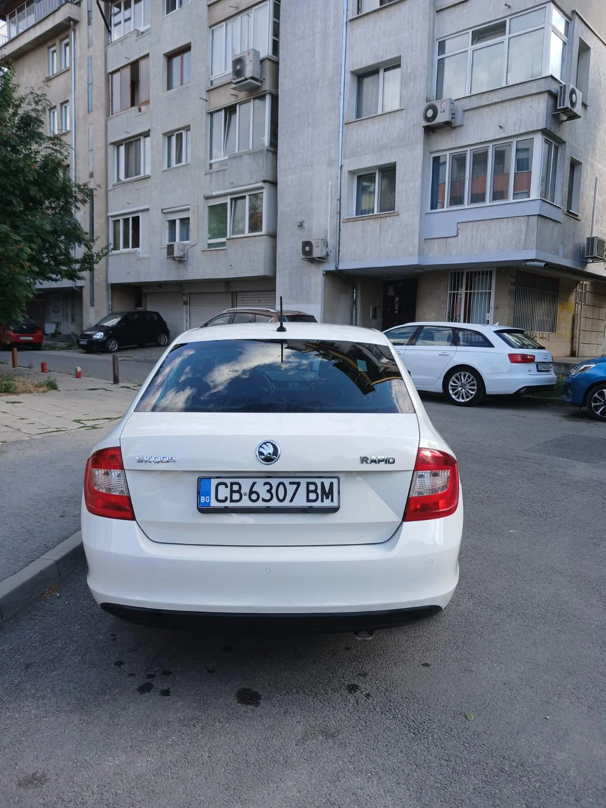 Skoda Rapid седан, фабрично газ, снимка 5 - Автомобили и джипове - 55598370