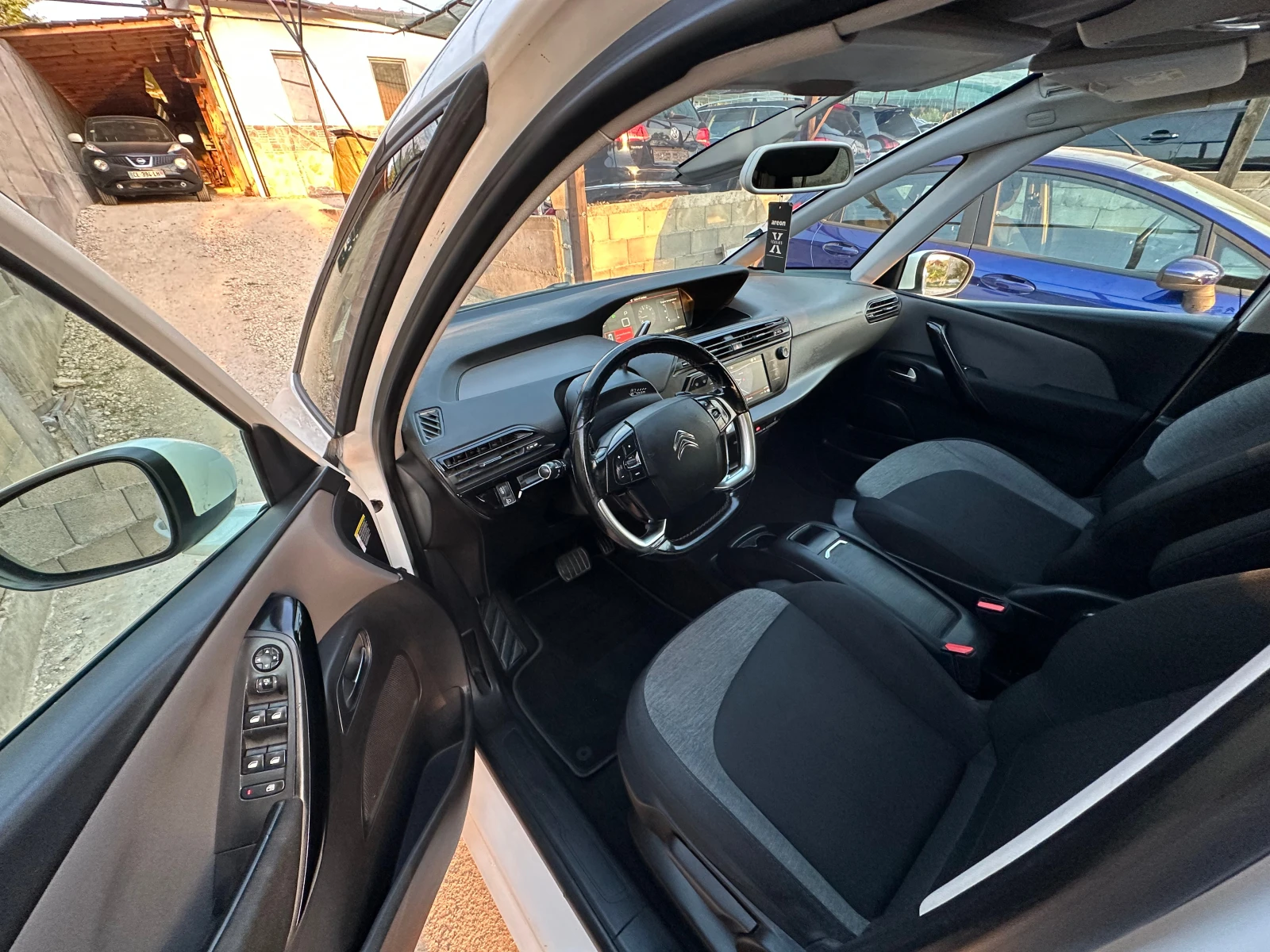 Citroen C4 Picasso 1.6 Blue-HDi Автоматик Реални километри, снимка 9 - Автомобили и джипове - 55710695